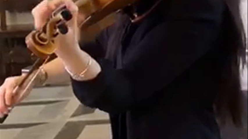 Violino classico durante cerimonia in chiesa 