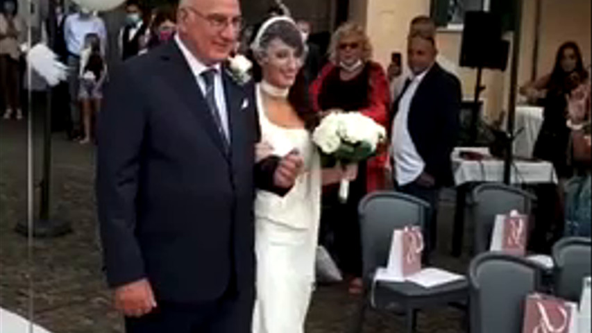 Entrata della sposa durante la cerimonia civile 