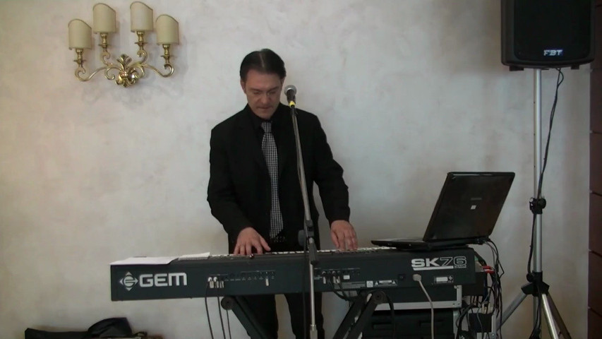 Roberto cantante-pianista-tastierista DJ del gruppo musicale TAEDA