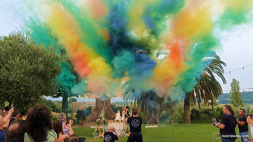 Getti di fumo colorato in cielo a Villa Poggio Verde!