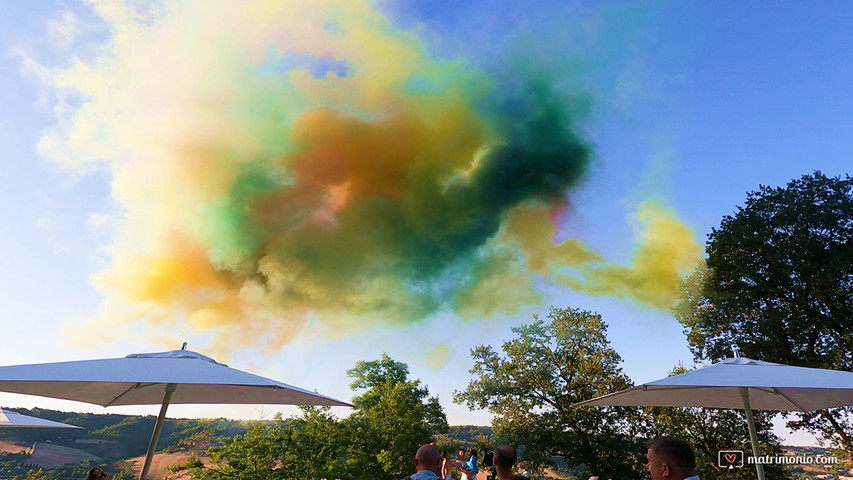 Getti di fumo colorato in cielo!