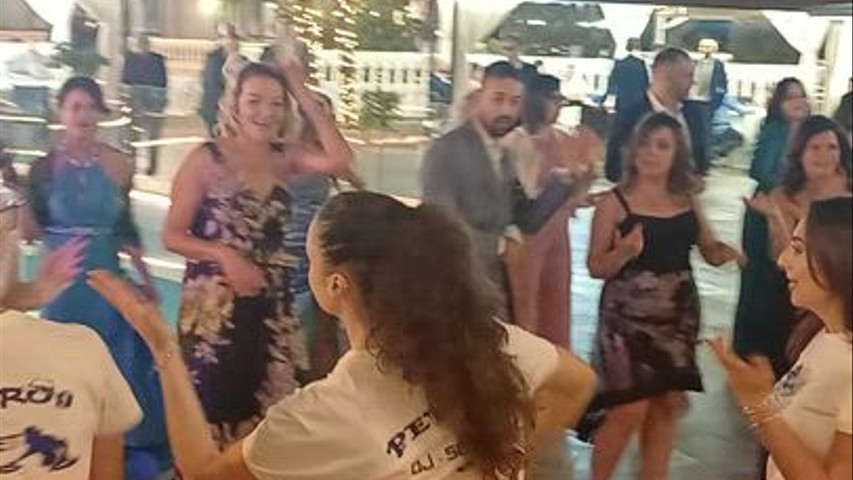 BALLI DI GRUPPO A BORDO PISCINA 