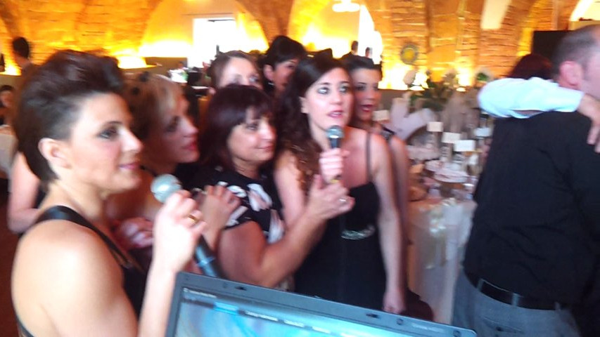 Tutti in coro....stonati compresi.